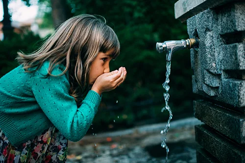 Radon Guys - Kid drinking water in the fountain